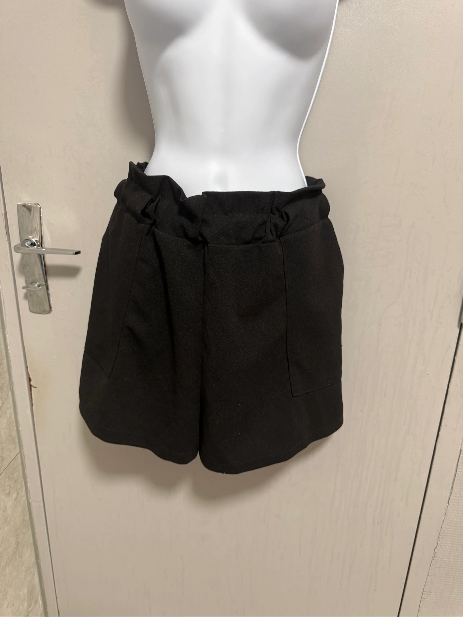 Short noir cache cache taille 42
